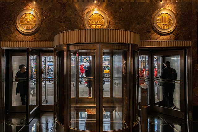 entrace rotating door building empire state building new york usa input output manhattan art déco
