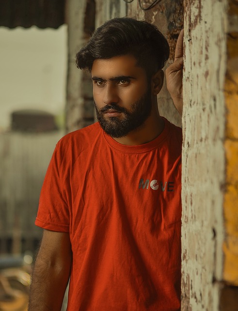 causal man boy stare beard t shirt building