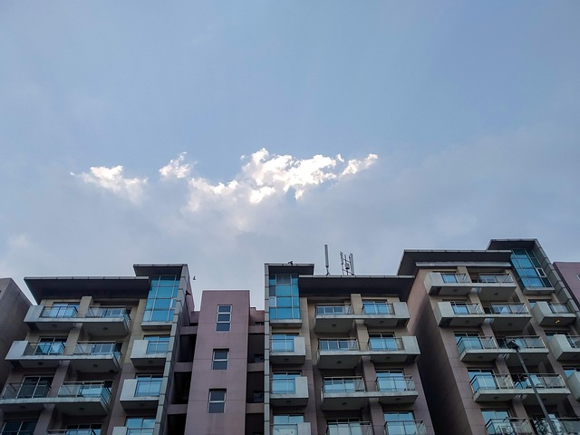 Buy-Near-Transit vs Hold-Distant — Chicago Apartments Near Transit