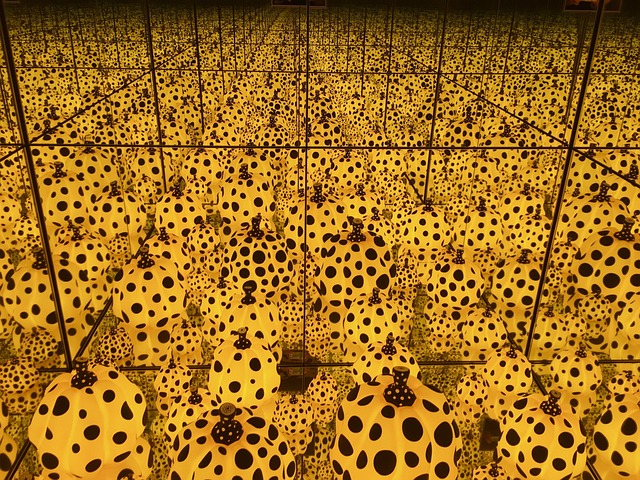 yayoi kusama dots pumpkin famous japan kusama yayoi creative artist installation art hallucination yellow mirror brown mirror