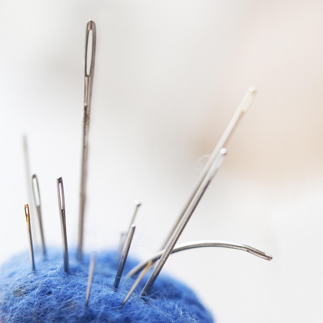 sew needle wire eye blue sewing thread naainaald crooked textile yarn hobby useful manual work needlework embroider embroider