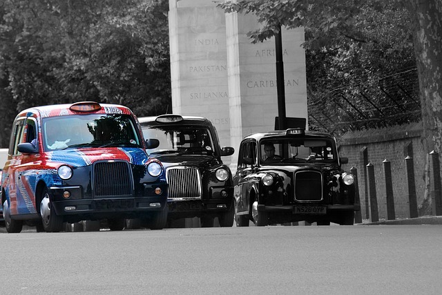 united kingdom england london city gate sightseeing british taxi traffic road automobile transport vacations to travel london