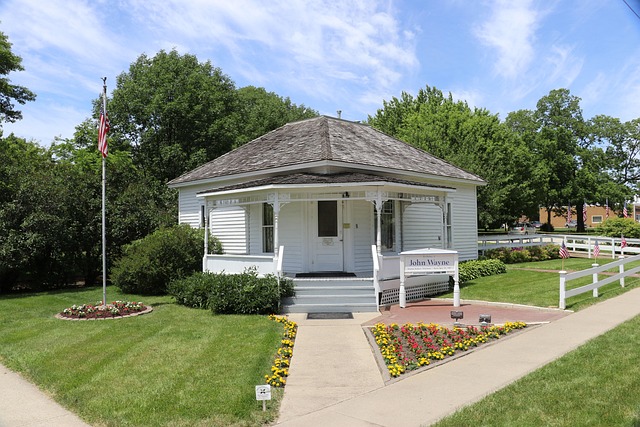 Evidence: bridge facts, zero hotel rates — Winterset, Iowa